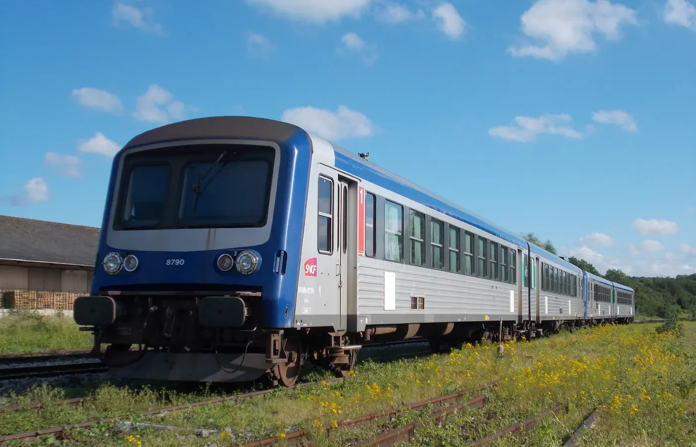 EAD railcars "Caravelle" X4790 and X4795